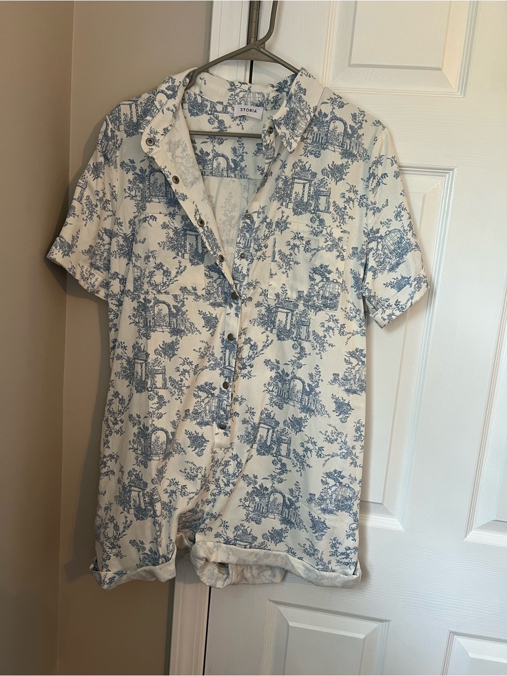 Storia Short Sleeve White Shirt with Blue Toile Print